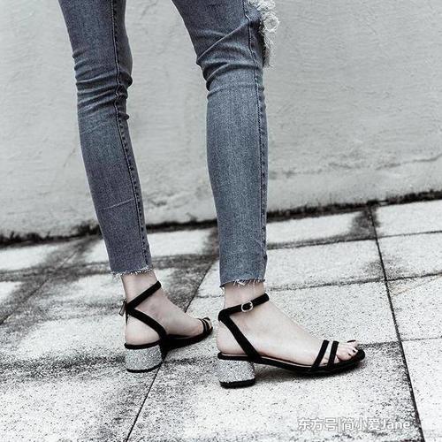 一字带高跟凉鞋,时尚柔美很清凉