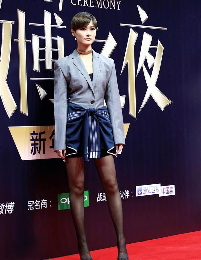 李宇春穿高跟鞋，网友：大腿长过迪丽热巴，身材好过baby！