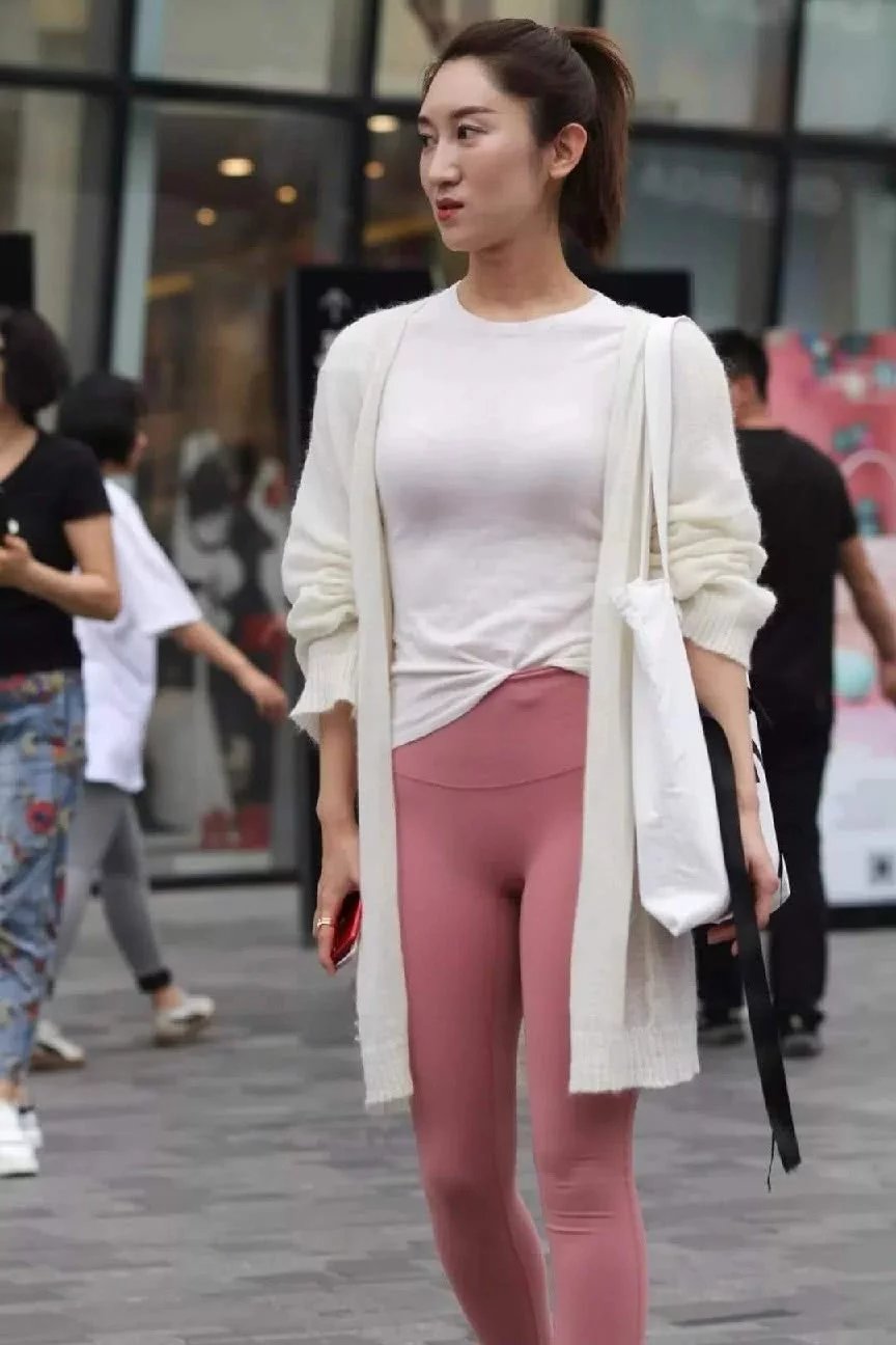 可爱马尾辫小姐姐，一袭紧身穿搭凸显火辣迷人好身材