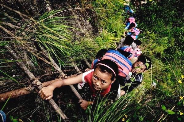 那个危险的悬崖村，外界称其受到数亿元的资助，如今怎么样了呢?