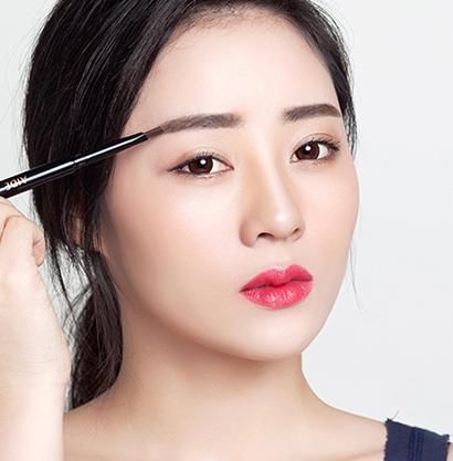 女人再懒也要会画淡妆，化妆师来教你用化妆品，不仅好看还不脱妆