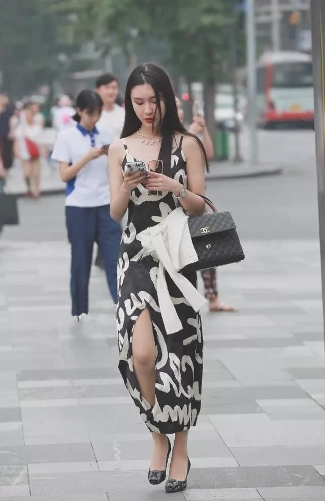  『长裙』街拍：长发美女，身穿吊带长裙，经典中透着时尚感