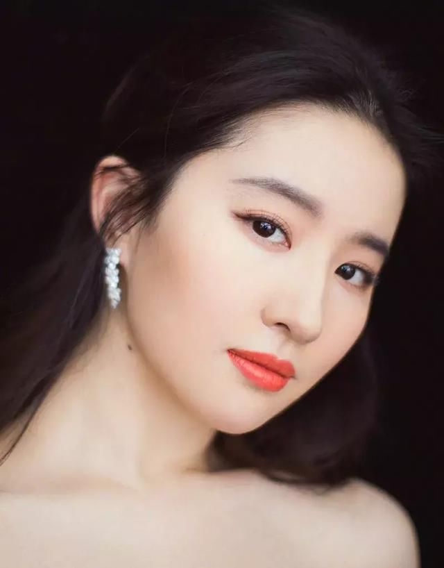 长那么好看？绝对整容了！双眼皮那么宽？是割的吧！