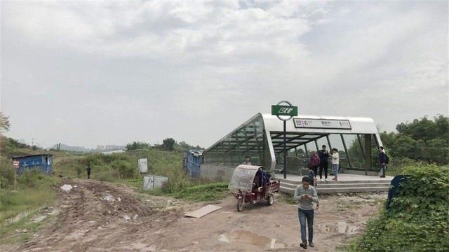 中国最“荒凉”的轻轨站，周围杂草遍地，但它的作用却非常大！