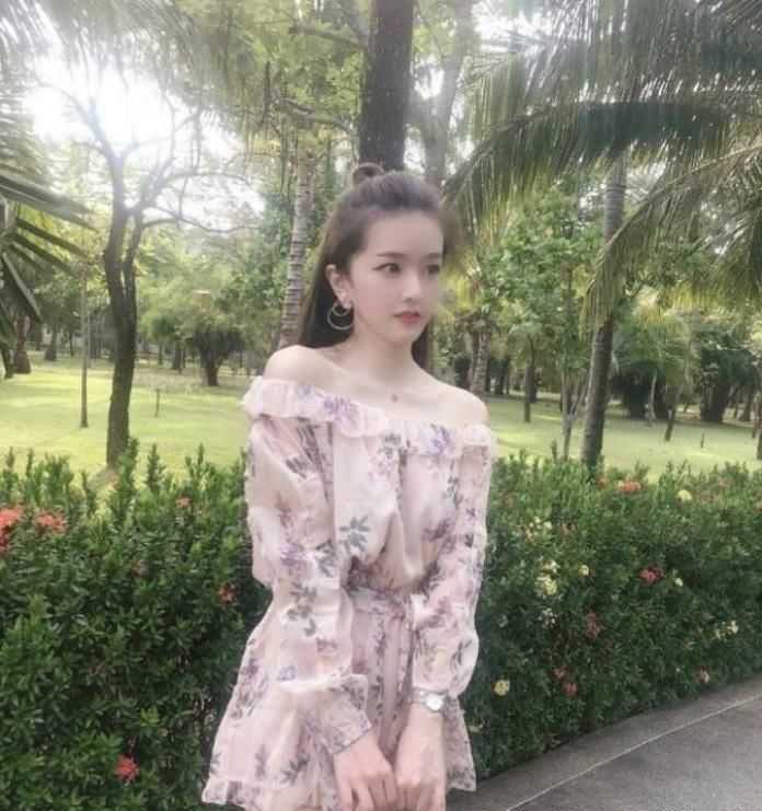  「不失」街拍：优雅性感又不失可爱的小姐姐，秀出精致的身材曲线！