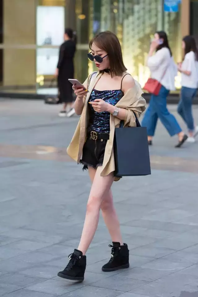 街拍路人，这样穿搭不好看?路人的眼神说明了一切