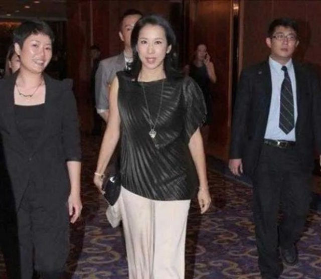  整体：路人街拍,小姐姐下身搭配粉色紧身裤,整体的搭配温柔又大气