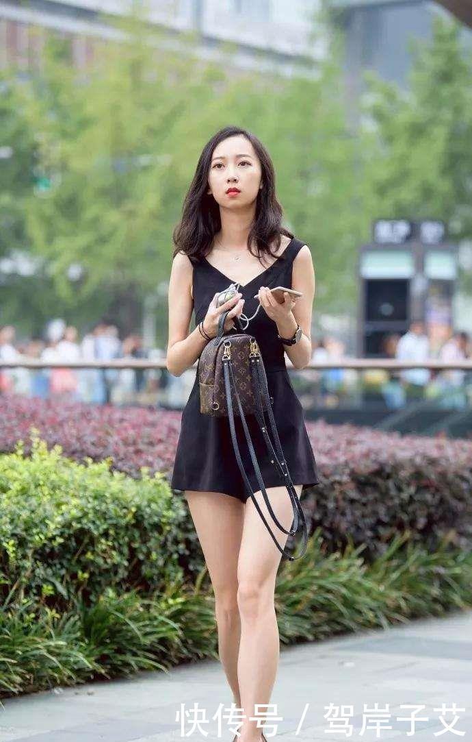 # 位小姐姐#一件黑色修身短裙,尽显完美性感好身材,街拍美艳动人的小姐姐