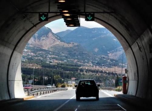  【新手】为什么进隧道老司机都不靠右侧行驶？原因大有讲究，新