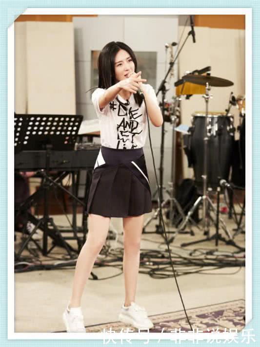 谢娜瘦了不止20斤！尖下巴小蛮腰统统再现，网友：简直换了一个人