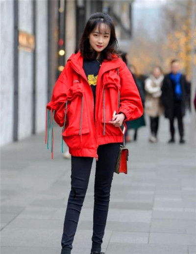  『女人』街拍：甜美动人的小美女，彰显女人的气质，吸引力十足