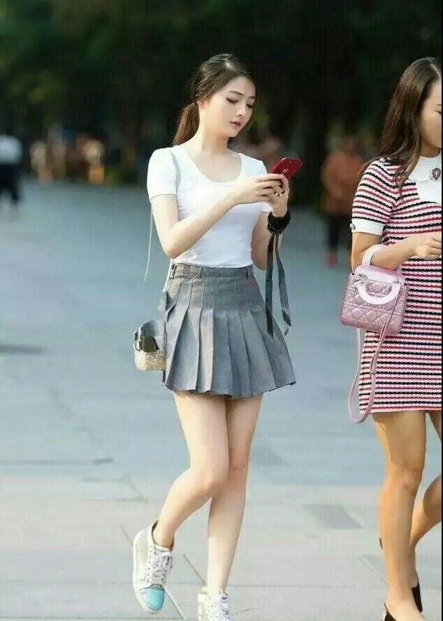 街拍美女:这条短裙能征服多少人。。。。