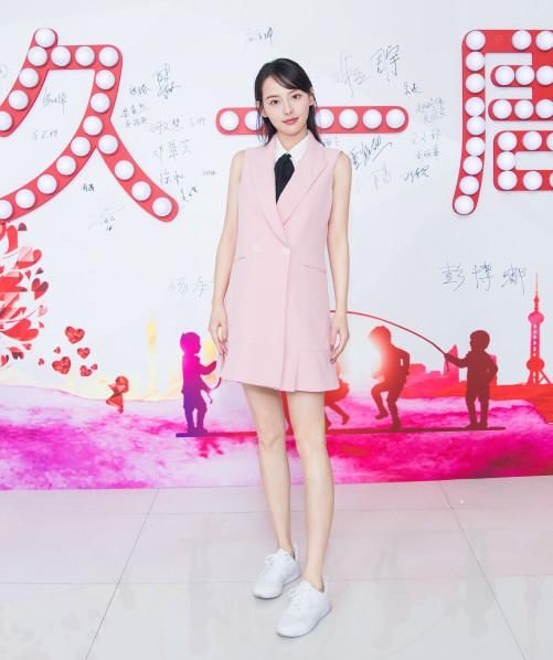 她是杜淳伤害最深的女人，如今被王思聪兄弟宠成少女，气质甜美！