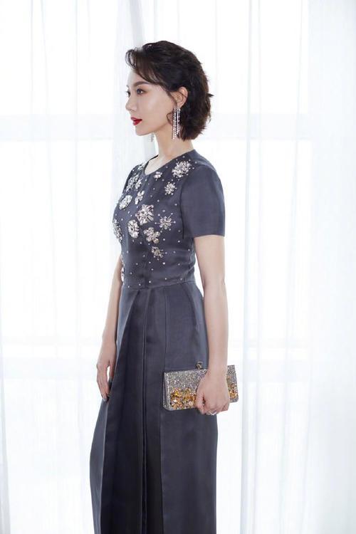 41岁的陈数身穿印花旗袍大秀好身材，古典优雅，这气质真不是盖的