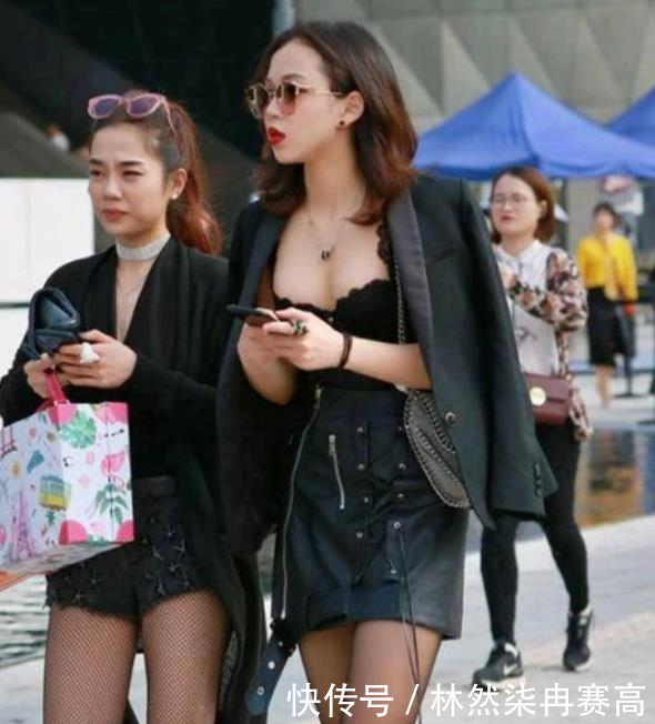  [美女]街拍：丰姿绰约的美女，一条棕色的吊带连衣裙，时尚魅力女人味