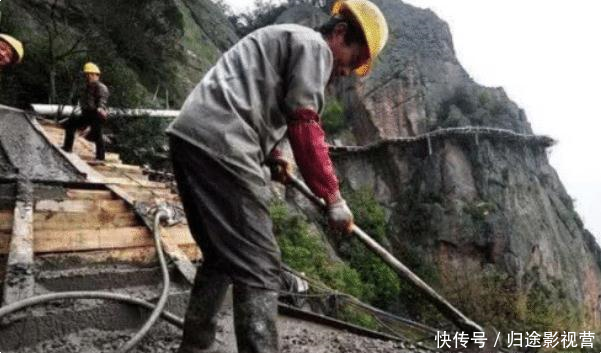 百丈悬崖上的“敢死队”,日均600元,包工头不敢拖欠他们工资