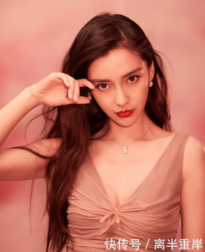 红色■Angelababy穿红色礼服裙,腰围褶皱好紧绷,衬出“奶白”水嫩肌肤