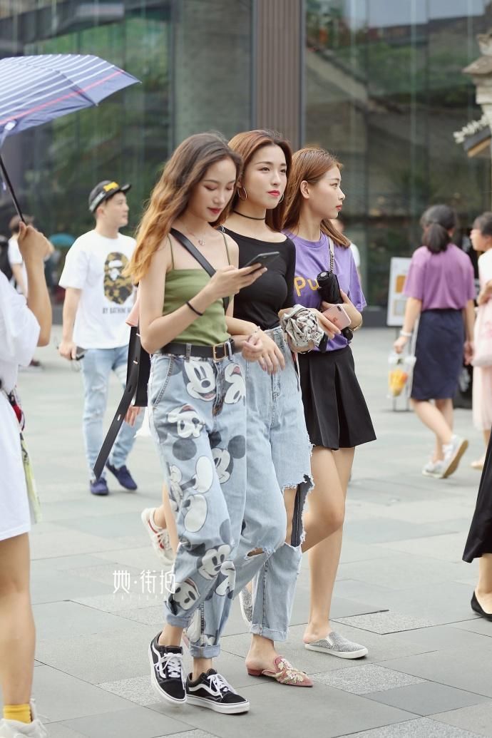 街怕:紧身搭配是美女们的杀手锏，勾勒的美腿翘臀，很抢风头