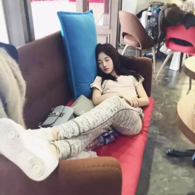 鞠婧祎短裤提得太高，安全裤都露出来了，网友：逼着人看？