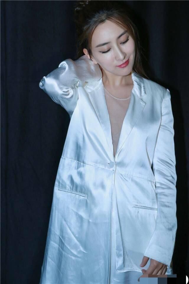 马苏大深V真丝睡衣参加时尚活动,西装还是睡衣分不清楚
