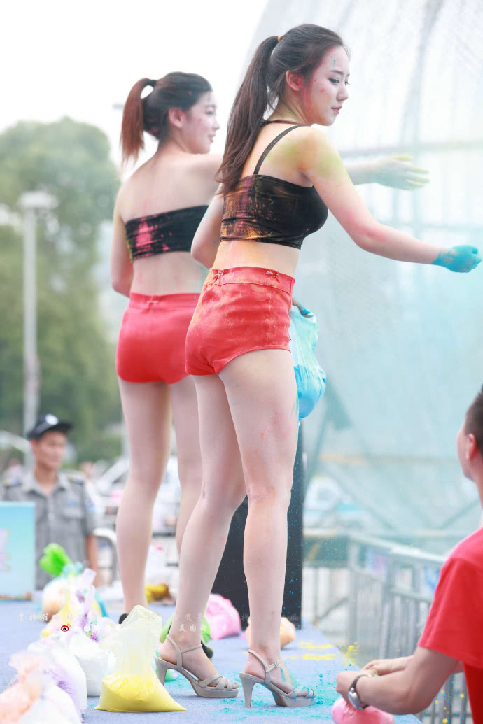 街拍：会展上的小姐姐，喷了各种色彩瞬间感觉个性和时尚