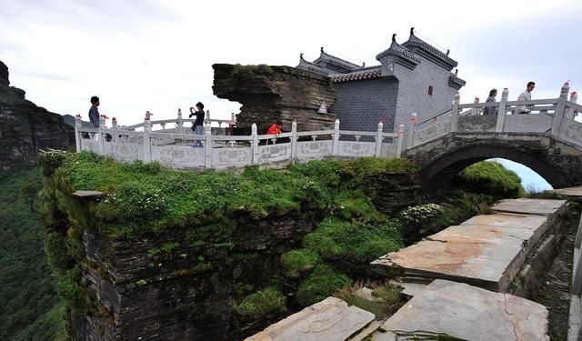 中国最惊险的两座寺庙，建在2500米的山顶两端，通行全靠悬空桥梁