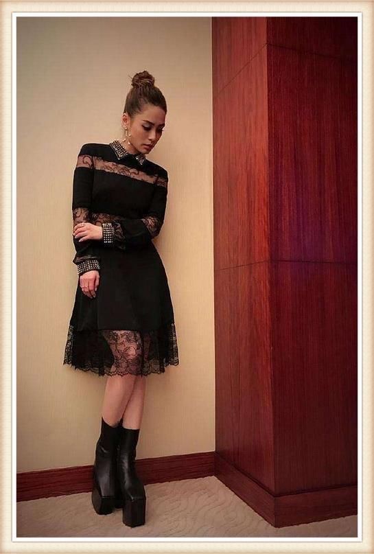 阿娇真能凹!穿皮衣非要露出半个肩膀，网友:她未婚夫心真大!