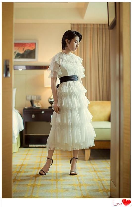 16岁张子枫够狠！脚踩“两根针”亮相活动，网友：还不如不穿呢！