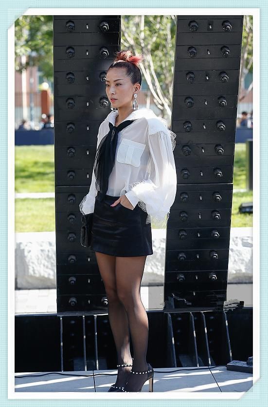 徐濠萦的时尚我不懂！扎丸子头为扮嫩，但腿上的黑丝是几个意思？