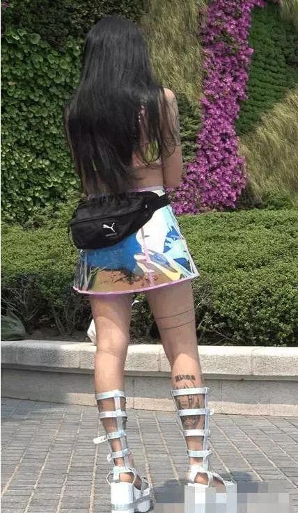 超性感短裙花臂女神,脚上穿的鞋太个性了,吸睛无数