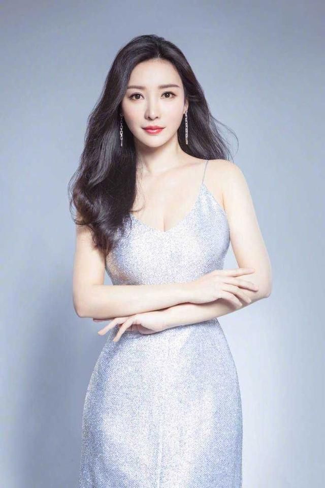 黑色上衣遮不住柳岩性感身材，网友：谁叫她骨子里就是“妖精”呢