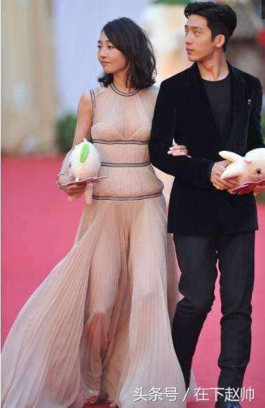 白百何越来越大胆了！紧身裙印出三角区，井柏然眼都不知往哪看了