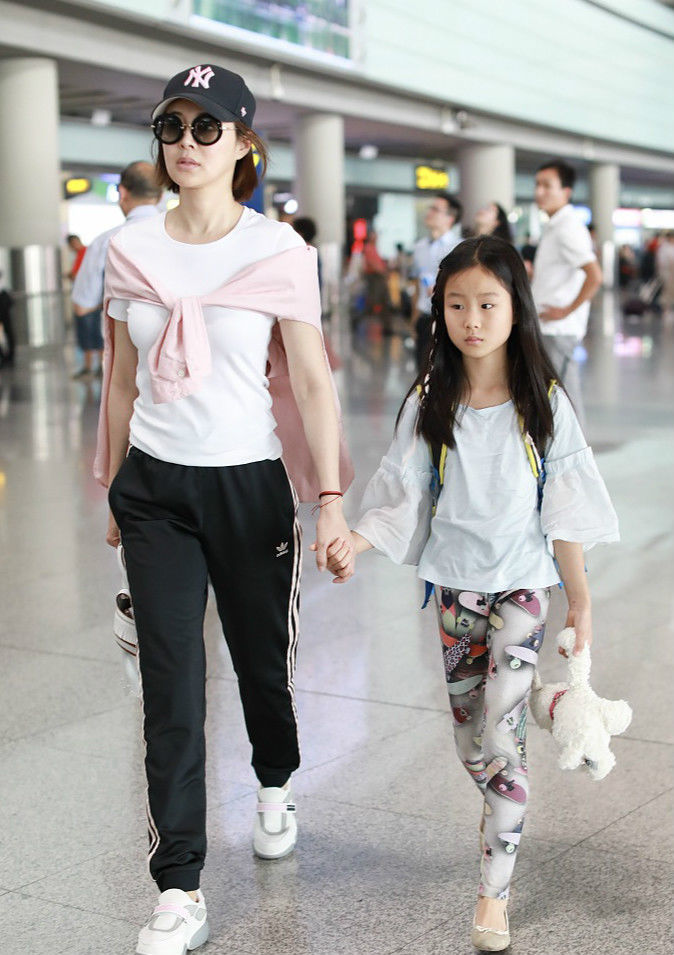 佟大为两千金走秀归来晒家族长腿 一家四口其乐融融