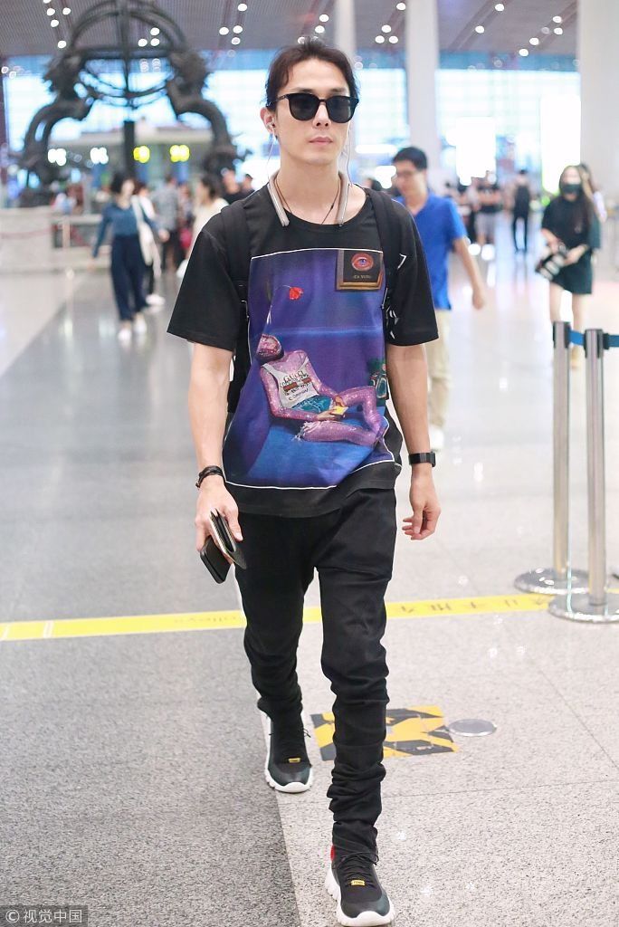 奶爸李承铉架黑超梳小辫潮男范 表情萌萌哒似偷师女儿Lucky