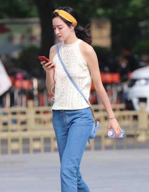  [碎花]街拍：面带微笑的美女，一条黑色碎花连衣裙，时尚达人气质