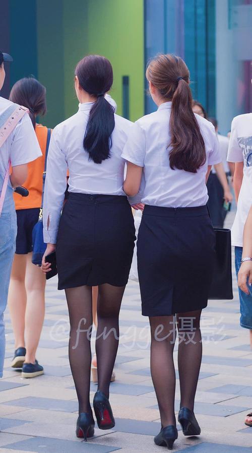 街拍：手挽手的两个美女，OL范配黑丝，还真是不多见