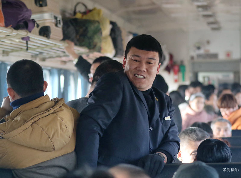 盘一盘绿皮火车上的表情谱，时间在这里仿佛停止多年未变