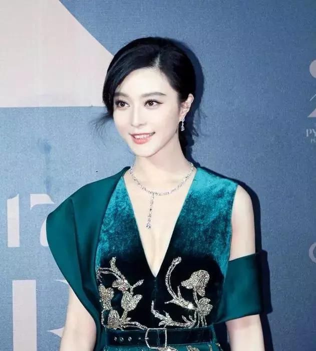 别看徐璐只有23岁，穿衣尺度丝毫不输范冰冰，网友：有料就是自信