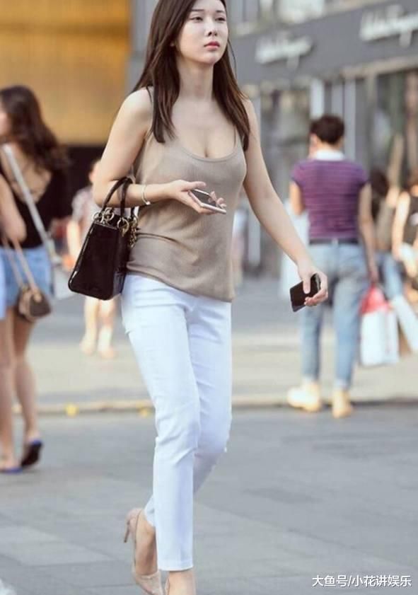 街拍: 拥有火辣身材的几位美女, 你最欣赏哪一个?