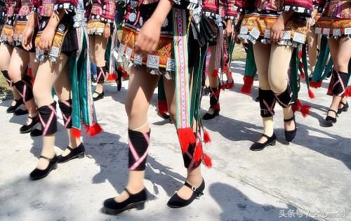 中国这里的女性人人穿短裙，裙长只有15厘米，被称为世界第一短