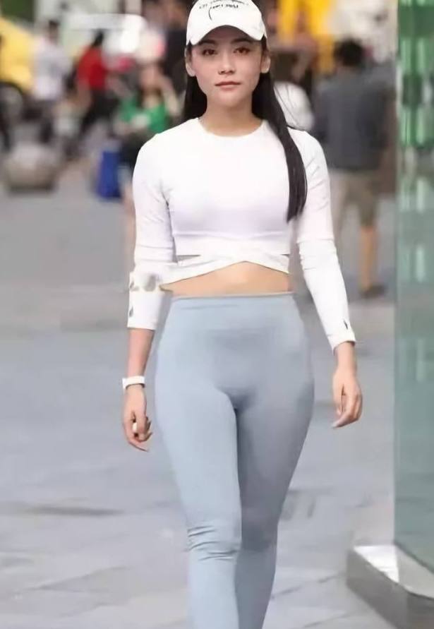 灵动甜美的打底裤美女，显得时尚靓丽，轻松秀出好身材！