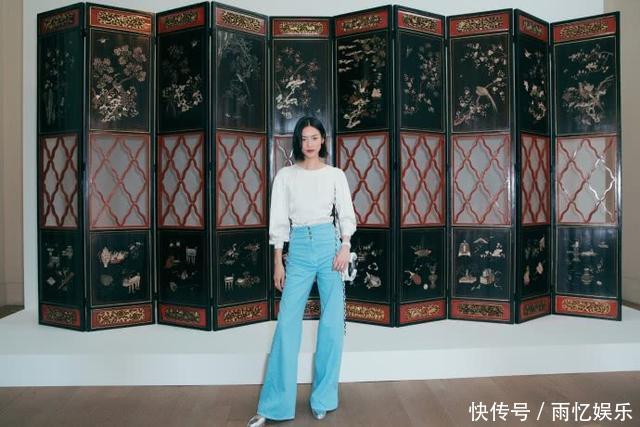 刘雯巴黎时装周换少女风，蓝裙蓝裤齐上阵，走下T台更惊艳！