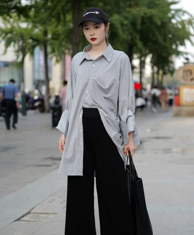 美女|美女牛仔裤搭配棕色休闲衫, 显腿长有气质