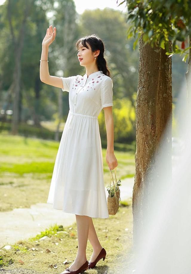 #复古#开春第一件裙子建议“旗袍裙”,慵懒随性还复古,美成初恋模样