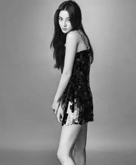 保守的迪丽热巴终于大胆了一次，裙子短到尽头，网友：心跳加速！