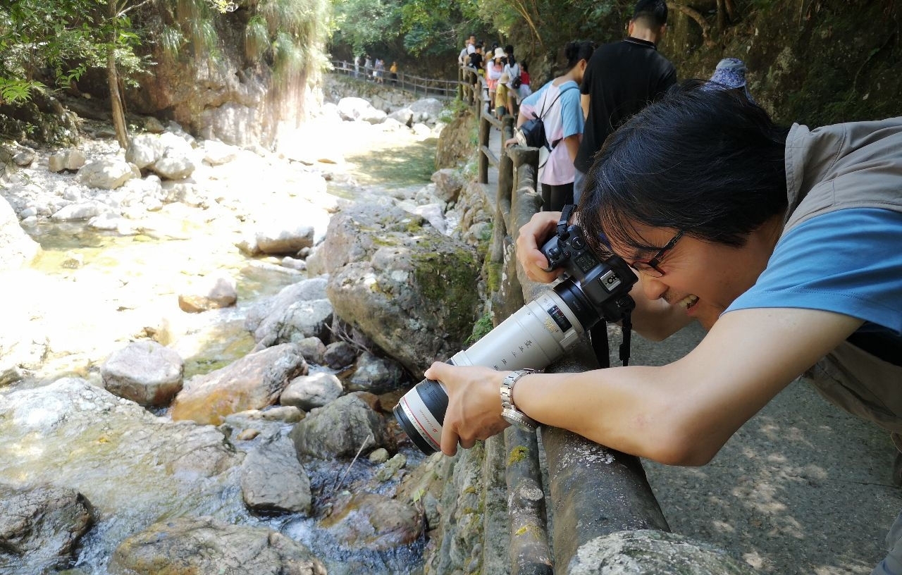 冰柜抬千米山顶花时2小时 老伯每人40元工钱 被外国朋友夸勤劳