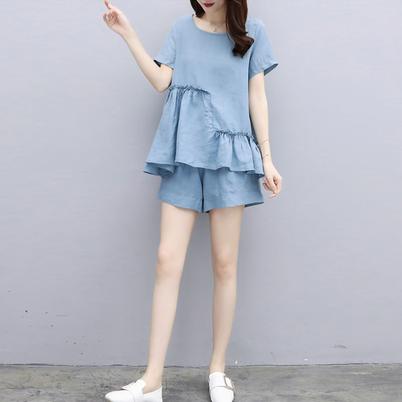 别傻傻T恤配牛仔?又丑又土!今年流行棉麻衫+短裤,轻便还美丽