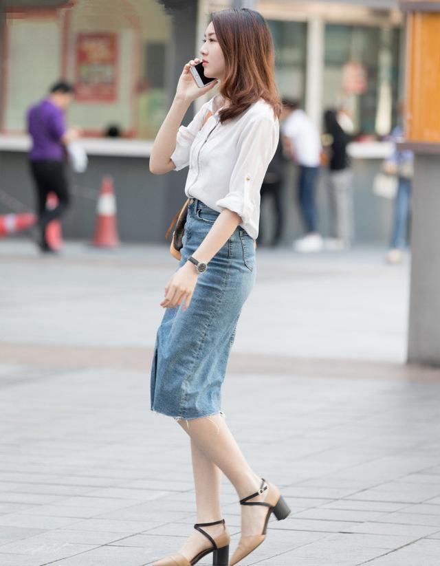 街拍 身材较好，小鸟依人的性感灵气的美腿小仙女 足以让你心动!