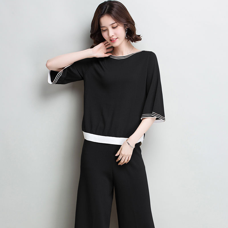 70后女人注意了，如今不流行连衣裙了，穿时髦两件套才显美显嫩