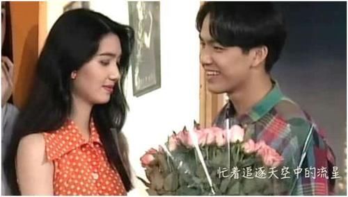 「泛红」49岁著名女星晒素颜照,露头皮疑似脱发,胳膊上泛红伤痕引担忧